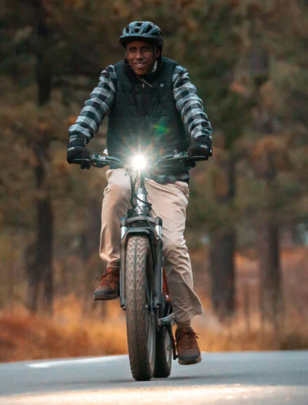 Aventure.2 Ebike Lifestyle Shot 2