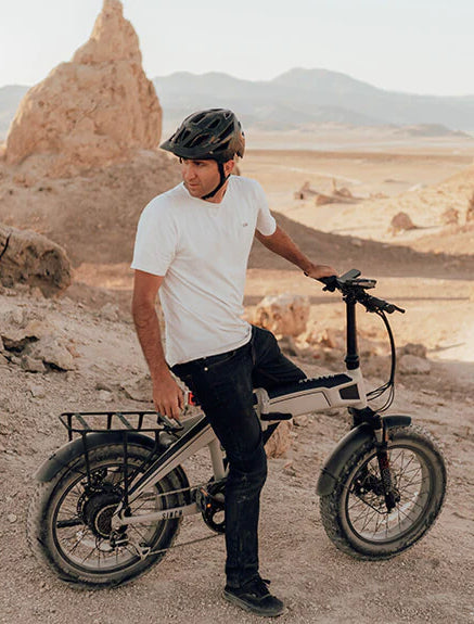 Sinch ebike lifestyle shot 2